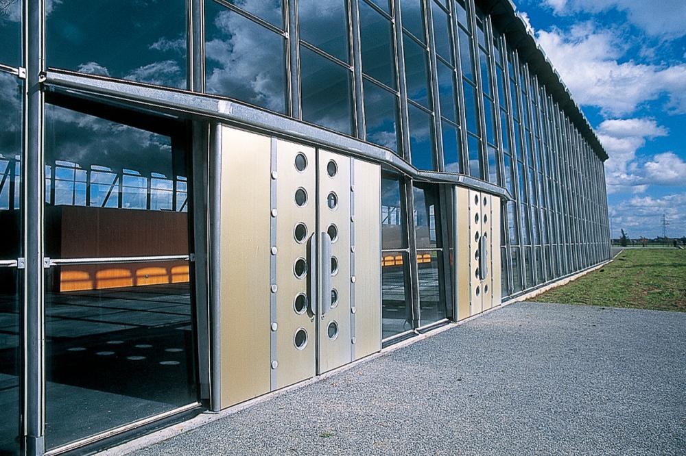 アルミニウム 100年記念館側面の開口部