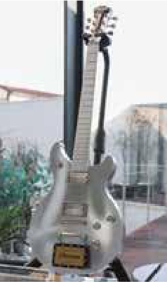 アルミニウムとチタンの削り出しでつくられたギターのオブジェ。パーツ総数はなんと124点。