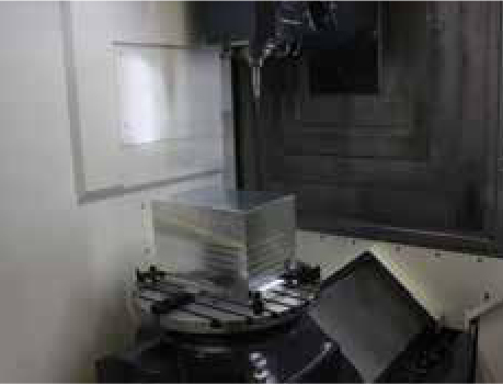 ①いよいよ切削加工、開始。アルミの総重量はなんと120㎏。