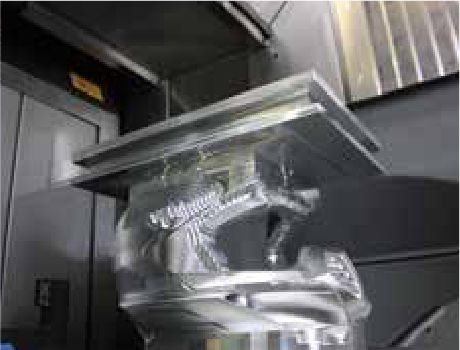 ④第2工程開始。前工程で押さえていた四角い場所を削り取る。
