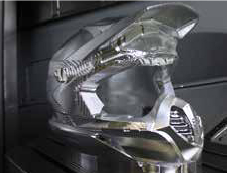 ⑤大まかながら形状が完成し、ここからが本番！5軸加工の限界に挑む。
