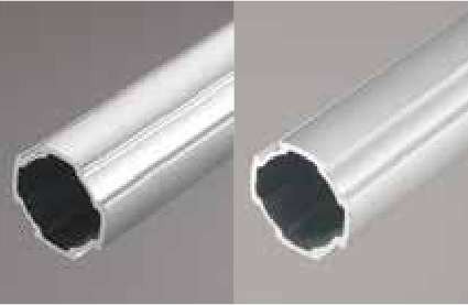 バフ研磨した後にアルマイト処理した押出材（左）とバフ研磨していない押出材（右）。
