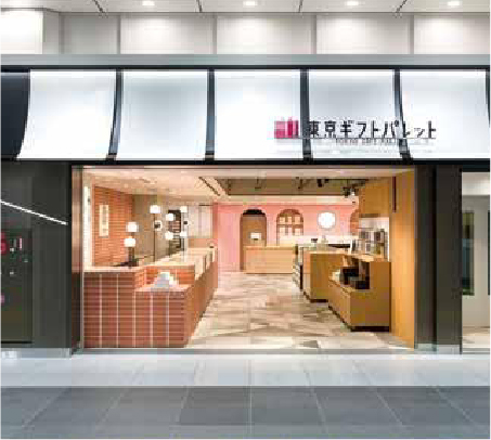 吉里氏がこだわった緩やかに湾曲した、のれんモチーフのファサードが、お客さまを出迎える。