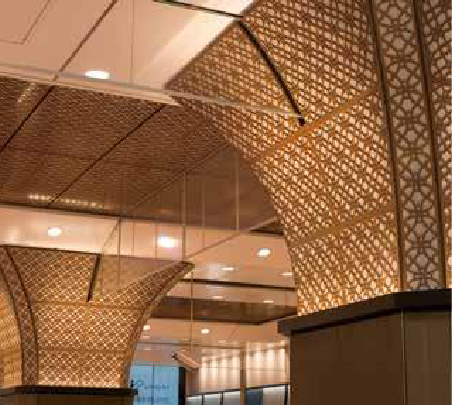 天井と柱の上部を飾る桜モチーフのレリーフ。圧延でつくられた板をレーザーカットで加工している。