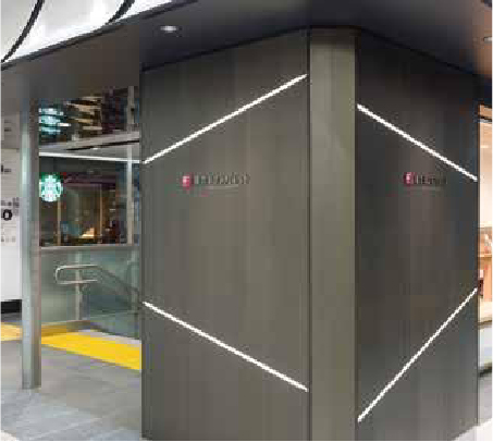 押出材による壁装飾。幅の異なる押出材を並べることで、独特の模様を生み出している。