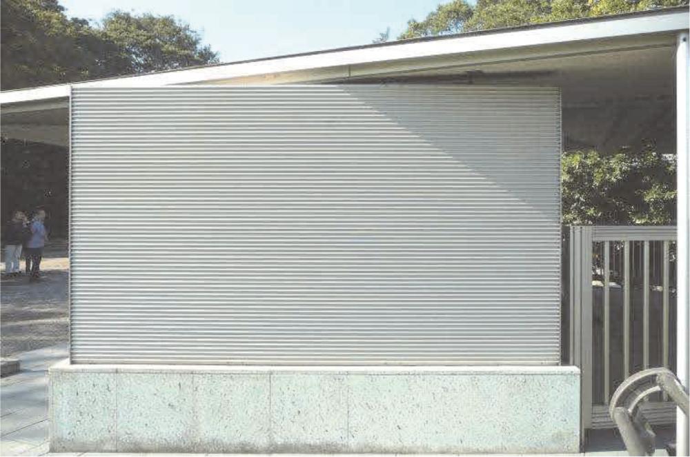 案内板の裏側：波板の外観状況